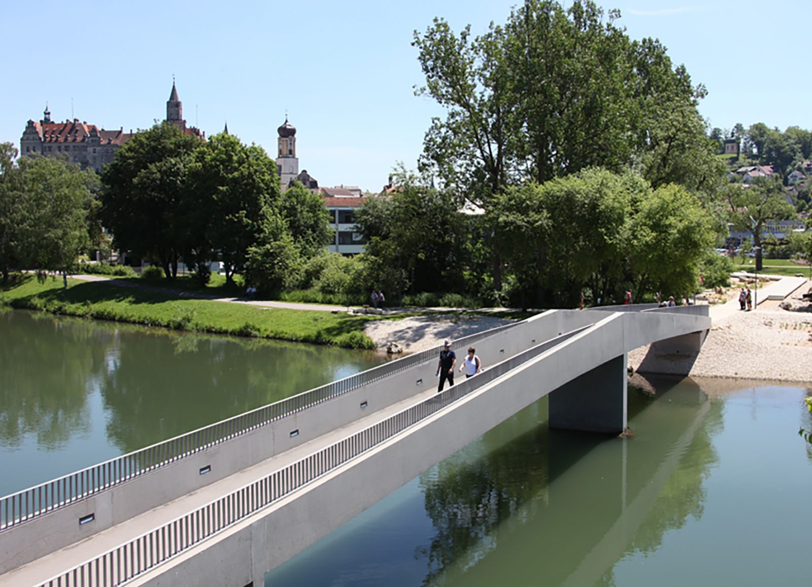 Neubau der Geh-und Radwegbrücke über die Donau, beim Bootshaus