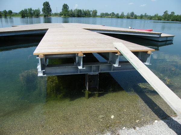 Startplattform für Wasserskilift-Anlage
