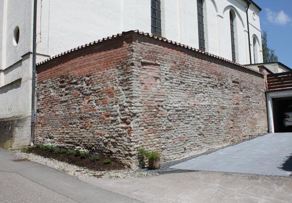 Stützmauer kath. Pfarrhaus in Wullenstetten