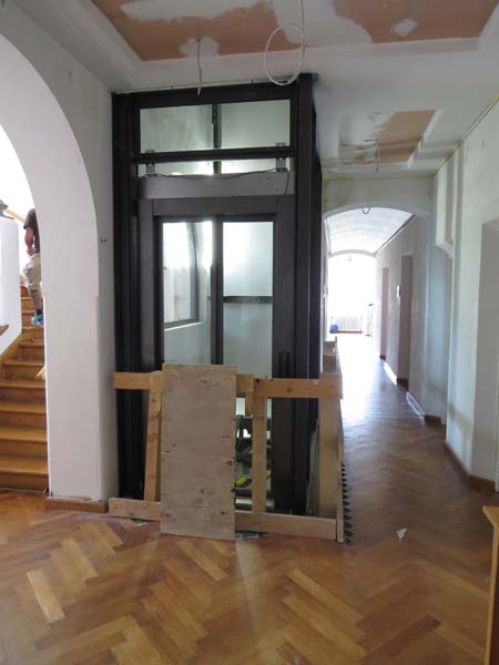 Rathaus Mindelheim, Einbau eines behindertengerechten Aufzugs